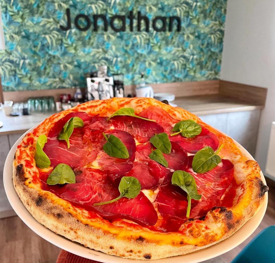 Jonathan Bed&Pizza Komarom Exterior photo